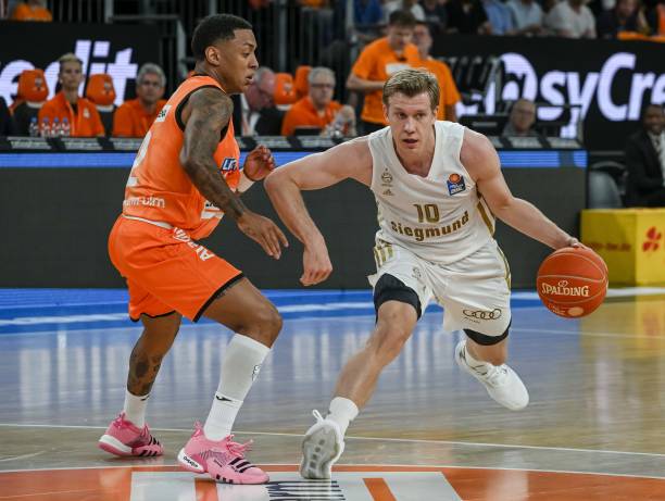 上演高难度 上演高难度